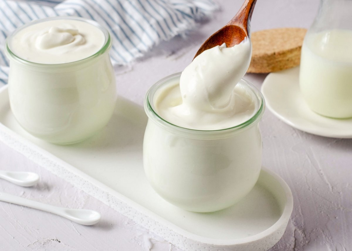 Yogur griego natural en bol con frutos rojos